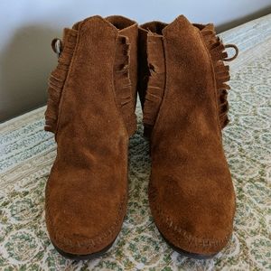 Minnetonka side tie hardsole boot